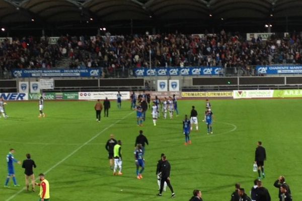 Les Chamois Niortais battus 4 à 1 par Tours au Stade René Gaillard