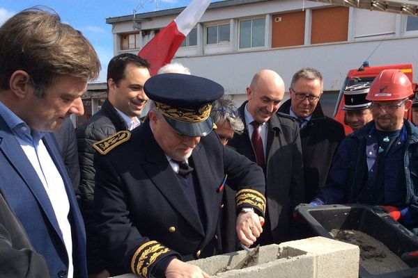 Pose de la première pierre du futur centre d'incendie et de secours Amiens-Ferry 