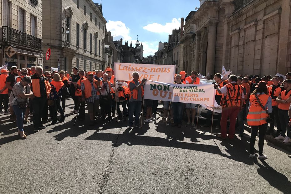 350 hunters demonstrate in front of the prefecture