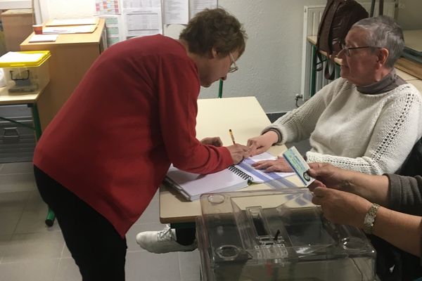 Bureau de vote à La Roche-sur-Yon, présidentielle 2017