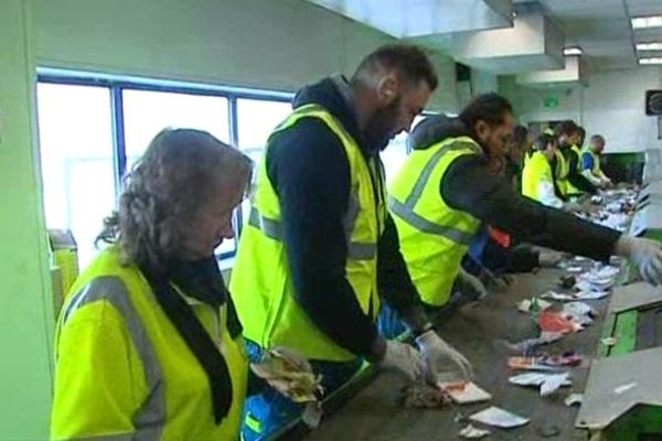 Les rugbymen de Carcassonne au centre de tri des ordures ménagères de la ville - Février 2015