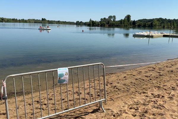 Baignade interdite au lac de Beaumont-Saint-Cyr, à cause d'une présence trop importante de cyanobactéries.