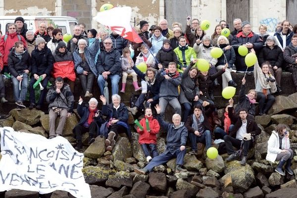 La foule sur les bords du chenal aux Sables d'Olonnes