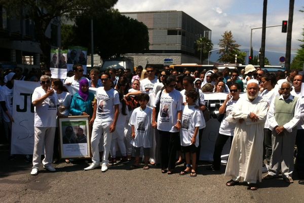 Marche blanche dans le quartier des Moulins, à Nice, le 22 juin pour rendre hommage à Zaccharia, tué à Juan-les-Pins samedi 15 juin 2013