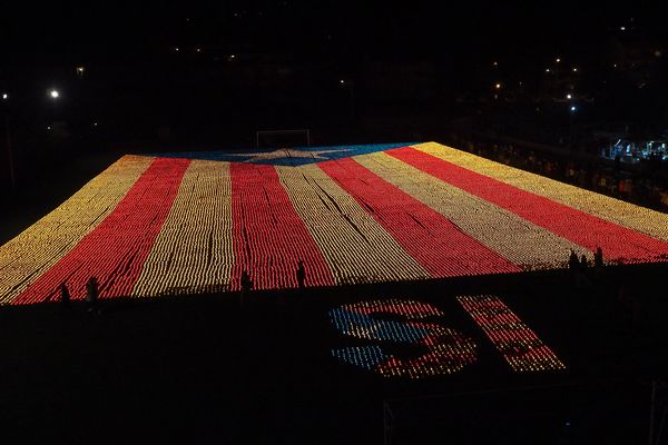 Drapeau catalan fait de 82 000 bougies allumées pour soutenir le référendum pour l'indépendance en Catalogne - ville de Llivia en Espagne - 23 septembre 2017