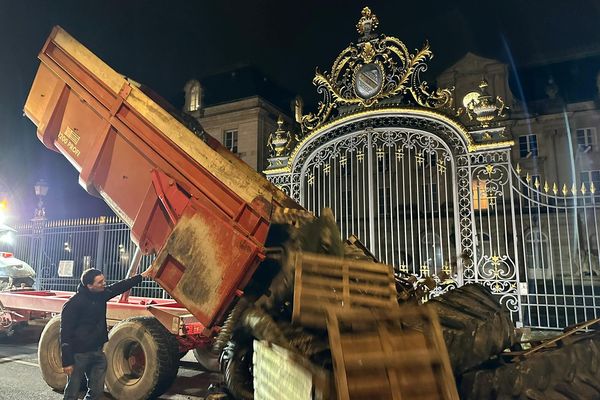 Devant la préfecture de l'Aube, à Troyes, jeudi 25 janvier 2024.