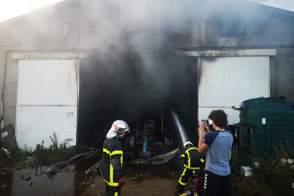 Dans la nuit du 10 au 11 juillet, un hangar de la Ferme du développement durable à Herleville est parti en fumée. Son propriétaire lance un appel à la solidarité pour rebondir.