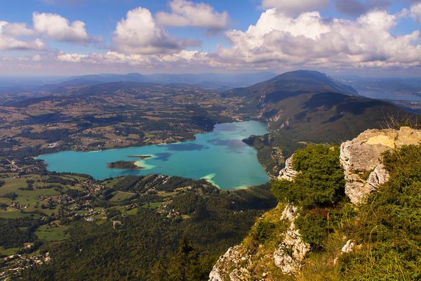 Le lac d'Aiguebelette, et son eau turquoise, est un des trésors de l'avant-pays savoyard à découvrir dans Chroniques d'en Haut.