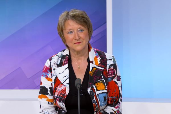 Évelyne Bourgoin, sur le plateau de France 3 Champagne-Ardenne, en juin 2024.