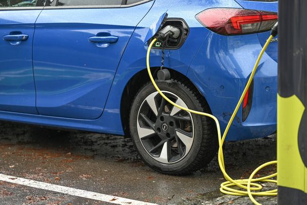 Une voiture électrique en cours de recharge