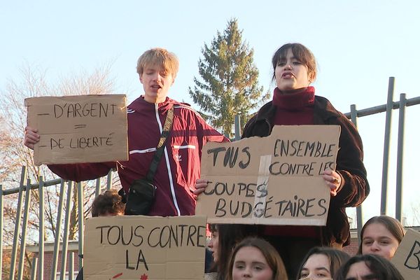 Manifestation devant le lycée Faidherbe de Lille contre la baisse des dotations.