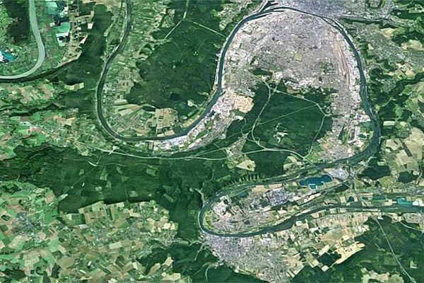 - Vue aérienne de la Seine avec en haut l'agglomération de Rouen et au centre : le massif forestier  de la Londe