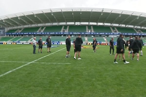 C'est sous un temps maussade et avec un peu de retard que les joueurs brivistes ont foulé ce samedi la pelouse du Hameau avant leur finale contre Bayonne, dimanche 25 mai à 14h00.