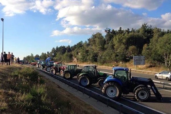 Les tracteurs sur l'A75 sur l'aire de la Lozère