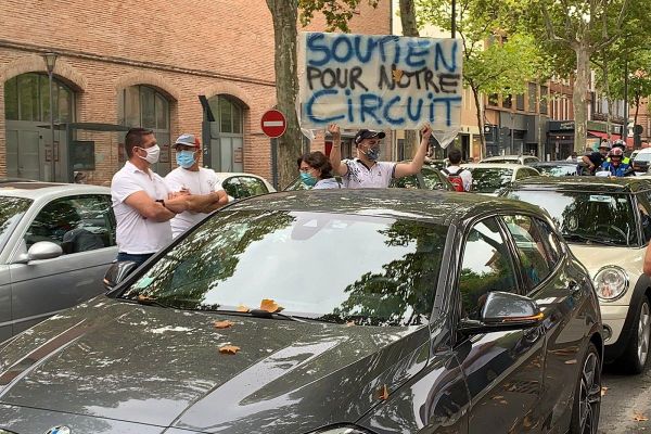 Un cortège de voitures parti du circuit a rallié la préfecture du Tarn.