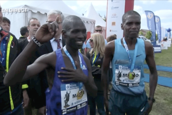 Route du Louvre 2015 : les deux premiers. A gauche, le vainqueur Masai