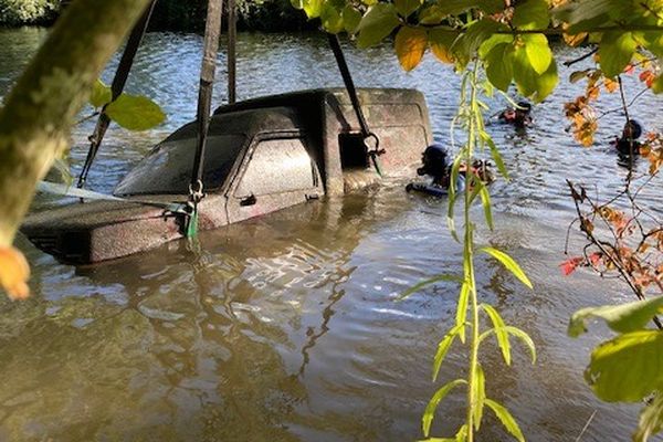 En ressortant cette fourgonnette des eaux du Thouet, les gendarmes on fait le lien avec une disparition inexpliquée depuis 17 ans.