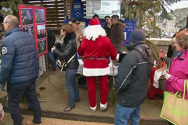 Le stand des ex-GM&S au marché de Noël de La Souterraine (23)