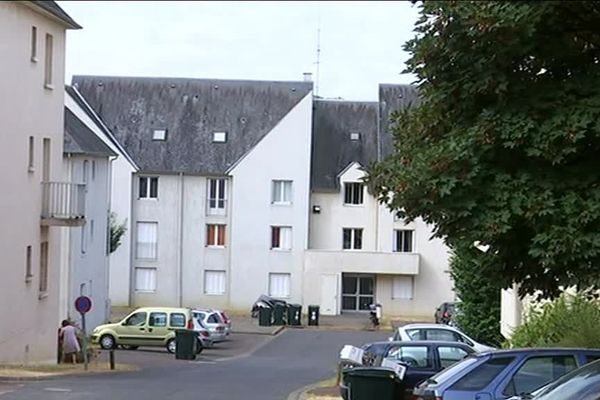 Une enquête a été ouverte pour homicide après le décès survenu dimanche matin d'une petite fille âgée de six jours à Bourges (Cher). La fillette a été retrouvée par un voisin au bas d'un immeuble près du centre-ville, où vivent ses parents.