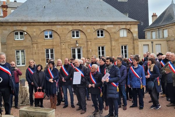 Les élus se sont rendus à la sous-préfecture pour rendre les clés de la maternité.