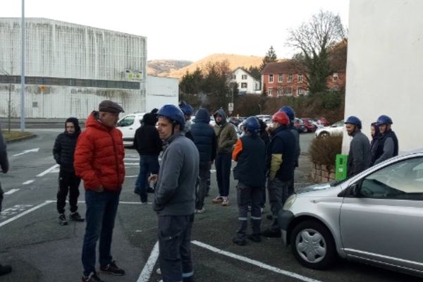 Pour ne pas perdre en salaire, les salariés s'accordent pour qu'il y ait une rotation. Ce matin, à 7 heures, ils étaient un petite vingtaine à bloquer l'usine.