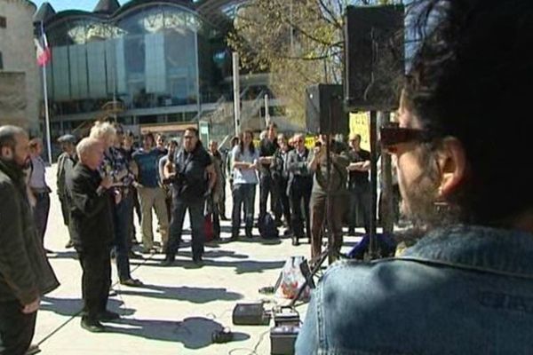 Jacques Gaillot était venus soutenir les 5 militants du DAL jugés au tribunal de Bordeaux mercredi.