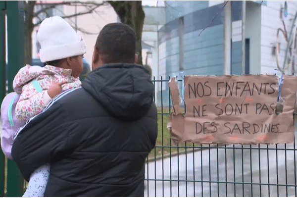 Les parents d'élèves du groupement scolaire Les Violettes manifestent contre la fermeture d'une classe