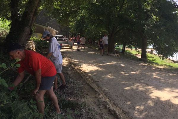 Des habitants de Saint-Clar participent au nettoyage de la base de loisirs après les dégâts provoqué par un violent orage dans la nuit du 9 au 10 juin 2018