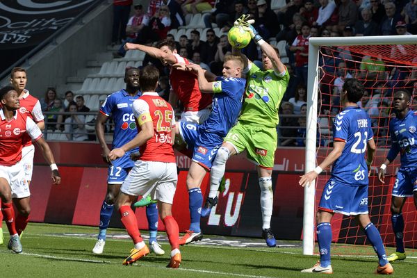 Un arrêt du gardien du Racing Alexandre Oukidja.