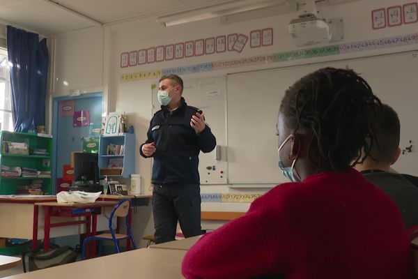 A Villeurbanne, des policiers interviennent dans les écoles pour sensibiliser les enfants aux accidents de rue