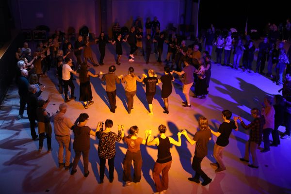 L’An Dro, qui se danse en se tenant par le petit doigt, est un cas unique en France pour les danses régionales