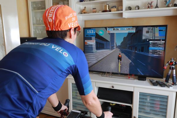 Muriel, cycliste amateur s'entraîne à domicile sur son "home-trainer" grâce à l'application "ZWIFT" qui réunit en ligne des cyclistes du dimanche.