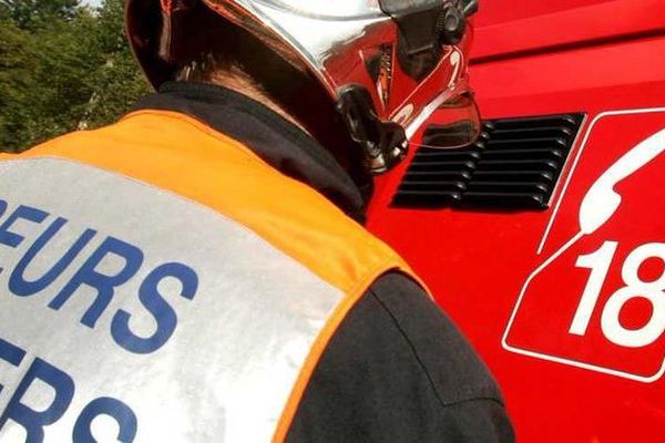 L'incendie a détruit deux voitures avant de se propager à une maison d'habitation en bois, rue de la Cerisaie à Saint-Martin-d'Hères. 