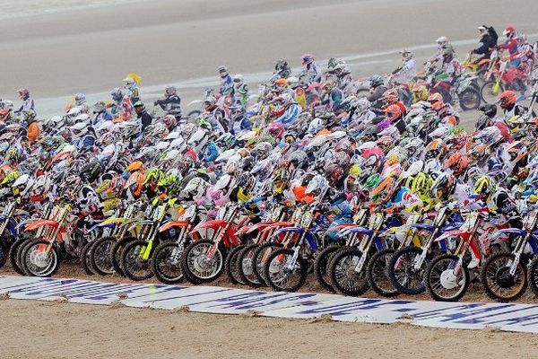 Le départ de l'Enduropale 2013 (3 février). Mille pilotes sur la ligne de départ, sur la plage du Touquet.