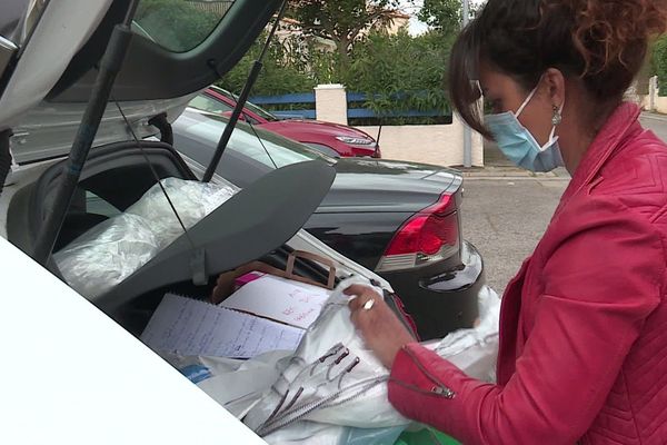  Deux infirmières de "Secours infirmiers" organisent la distribution des COVID bags à Montpelllier.