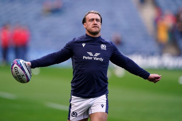 L’arrière international écossais Stuart Hogg va comparaître ce mardi 10 septembre devant le tribunal de Jedburgh Sheriff en Ecosse, pour harcèlement moral contre son ex-épouse et mère de ses quatre enfants. En mars 2024, le joueur du MHR n’avait pas respecté une mesure d’éloignement prononcée par la justice