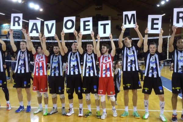 Les joueurs du SPVB remerciant leur public pour saluer leur remontée en ligue A.