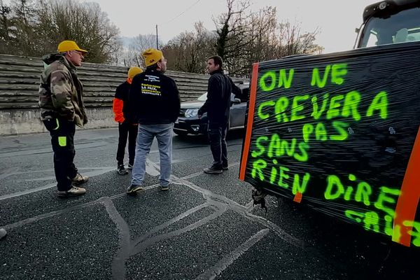 "On ne crèvera pas en silence" scande la Coordination rurale lancée sur la route de Paris