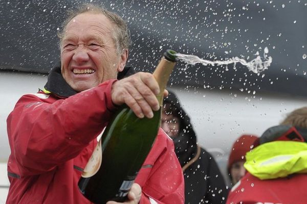 Francis Joyon fête son record sur le Trophée Jules Verne à son arrivée à Brest (29)