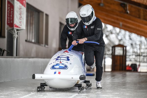 Margot Boch et Carla Sénéchal à l'entraînement sur la piste de bobsleigh de La Plagne