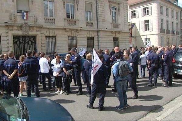 Environ 150 personnes ont manifesté devant la préfecture à Dijon.