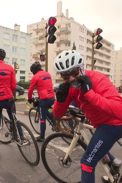 Partie de Paris le 10 novembre, la bande de cinq cyclistes doit rejoindre Aix-en-Provence en sept jours, en passant par Saint-Etienne.