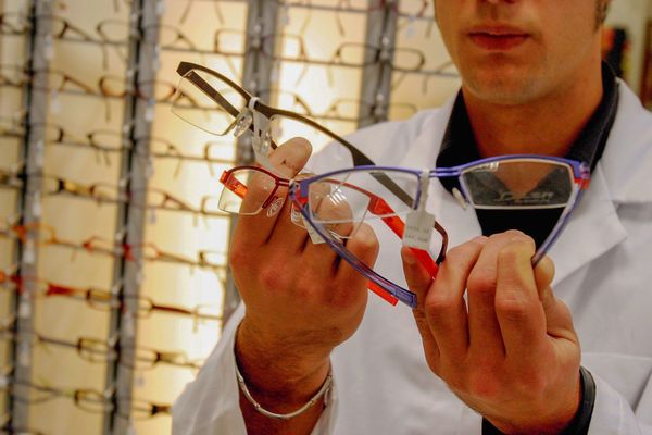 Des opticiens ouvrent des permanences d'urgence pendant le confinement partout en France. 