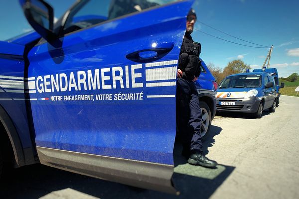 Très rapidement, une équipe de sapeurs-pompiers et la gendarmerie se sont rendus sur place. Une femme de soixante-cinq ans a été transportée en urgence absolue au CHU. (photo d'illustration)