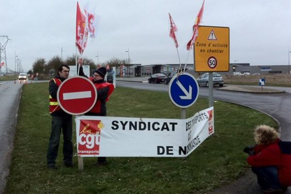 Les routiers bloquent deux ronds-points et les entreprises de transports de la zone Object'Ifs Sud ce lundi matin