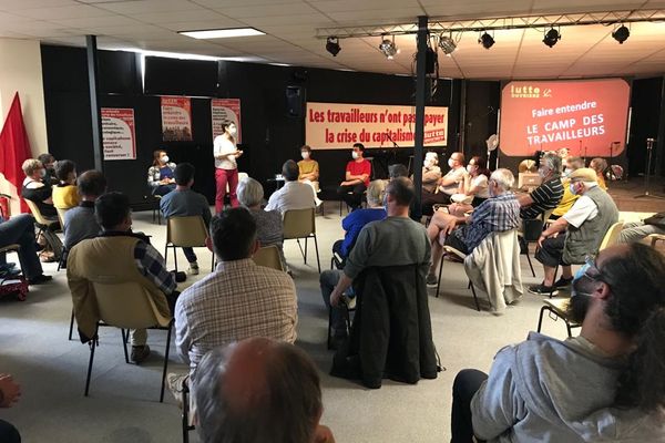 Nathalie Arthaud, la porte-parole de Lutte Ouvrière, en visite dans le Puy-de-Dôme pour soutenir Chantal Gomez, candidate à l'élection régionale et Marie Savre, candidate aux élections départementales.