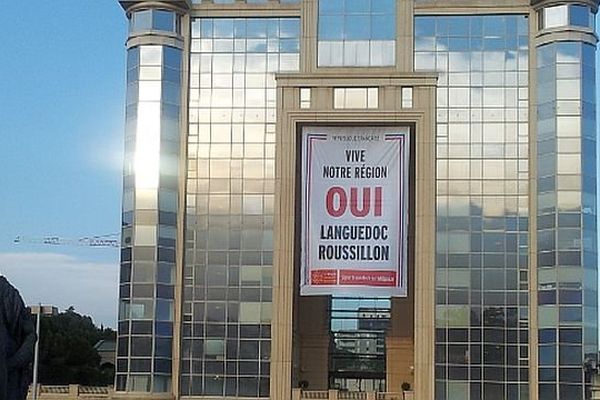 Montpellier - le conseil régional pavoisé d'une banderole pour un Languedoc-Roussillon libre - 11 juin 2014.