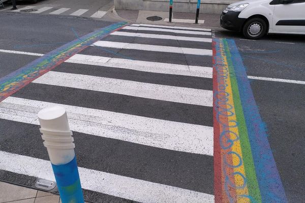 Le passage piéton arc-en-ciel de Saint-Laurent-de-la-Salanque a été vandalisé.