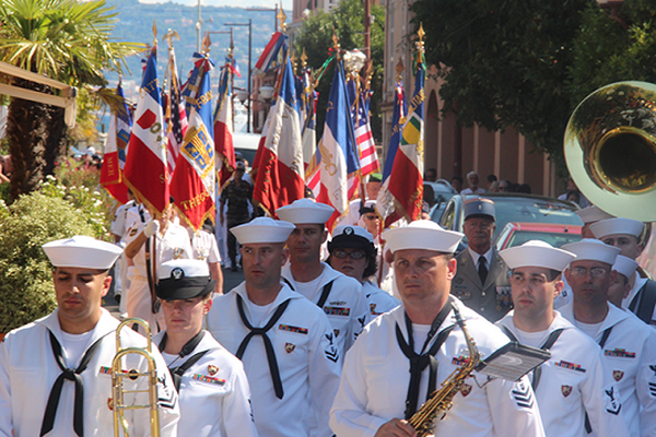 Les américains défilent dans la rue de la Mairie de Théoule-Sur-Mer, en 2014.