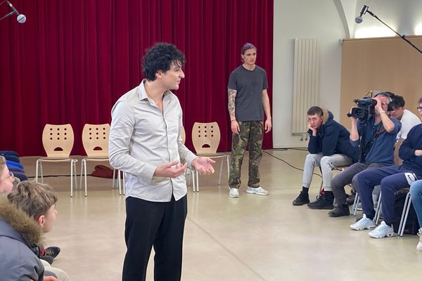 Les comédiens Vincent Arfa et Simon Rodrigues Pereira devant une classe du lycée professionnel Henri Fertet de Gray